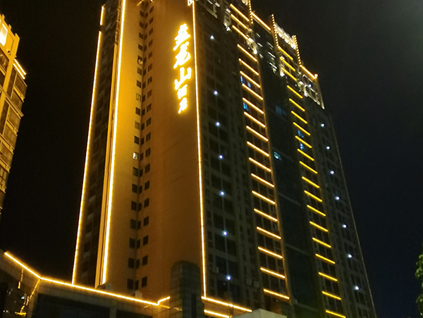 宇泉投光燈：光芒匯聚，萬千華彩